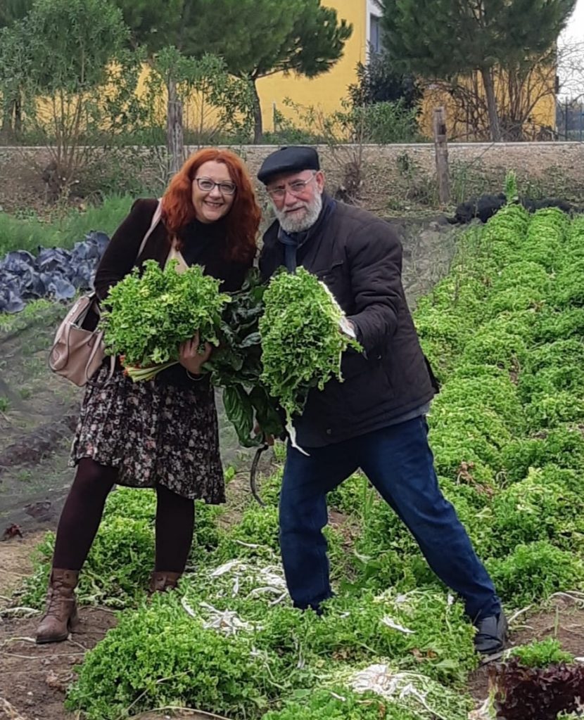 mujer y hombre en huerta con verduras verdes