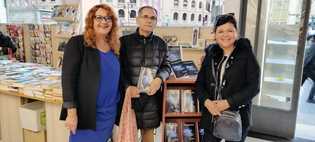 Patricia y Adolfo con Luz Ros en la firma de libros de FLORES DE ESCORIA en Librería Soriano, Valencia.